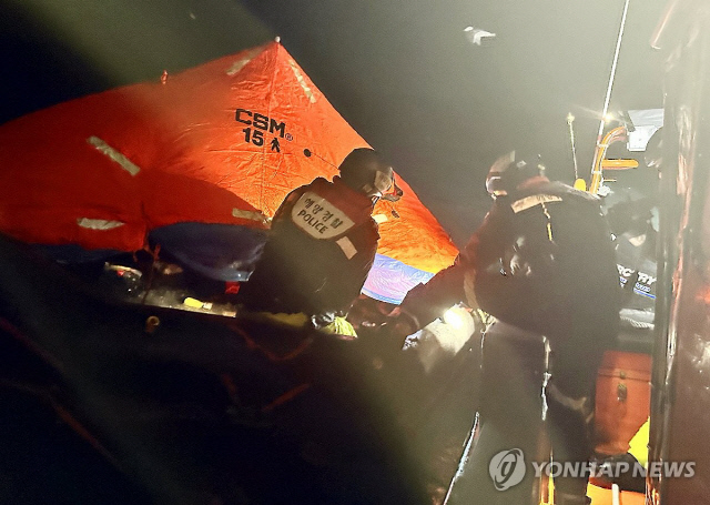 9일 오전 전남 여수시 하백도 인근 해상에서 승선원 14명이 탑승한 대형 트롤 어선이 침몰해 여수해경이 구명 뗏목에 대기 중인 승선원을 구조하고 있다. 연합뉴스